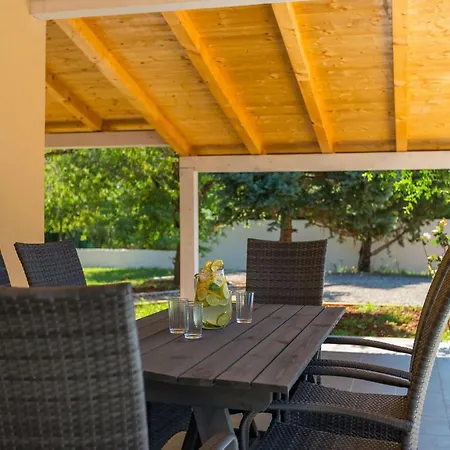 別荘 Nezakcij プーラ